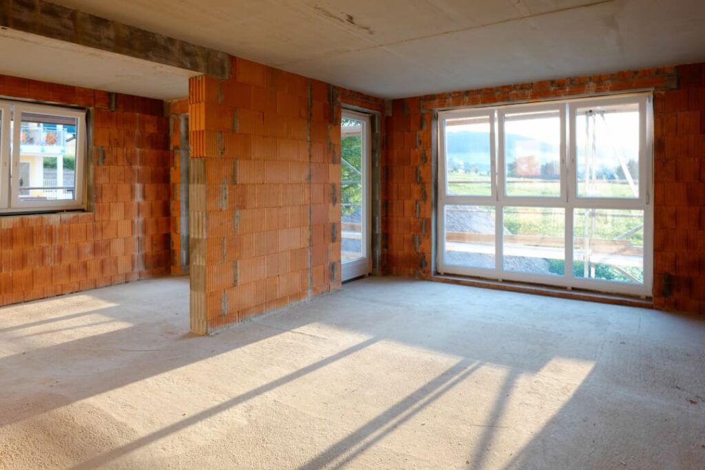 Innenausbau Beratung mit Vorher-Nachher-Effekt – auf der linken Seite eine Skizze der geplanten Renovation, auf der rechten Seite das fertig eingerichtete Zuhause. Das Bild symbolisiert, wie professionelle Innenausbau-Beratung von der Planung bis zur Umsetzung führt.